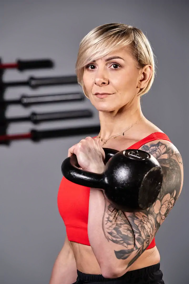 portret kobiety z kettlem