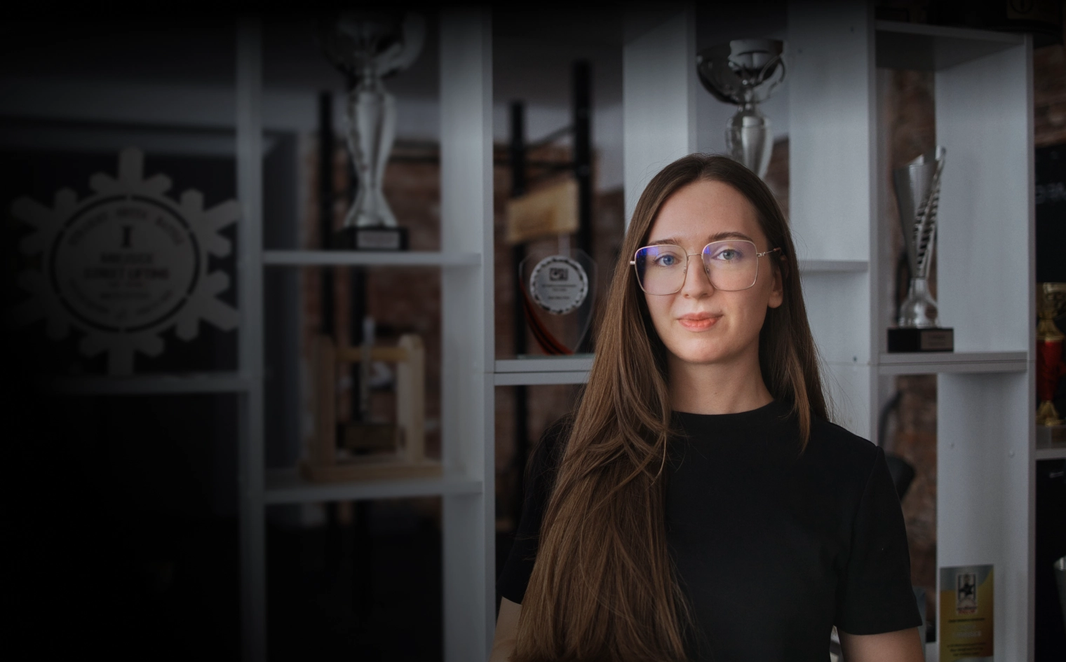 Gabi na tle medalow i pucharow